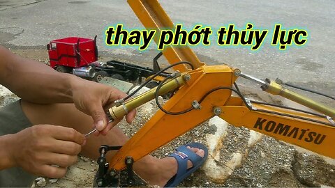 máy xúc thủy lực tự chế, sửa chữa xilanh hở phớt, chảy dầu tại công trường