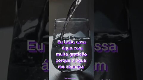 A água tem poder de energia,o que você falar para o copo de água,virá vibração