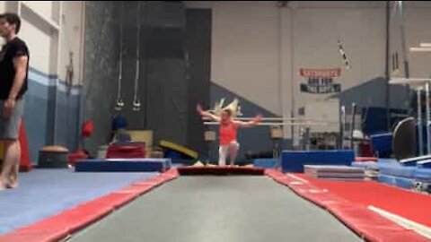 Une gymnaste disparaît dans la fosse