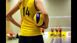 Tjej gör en otrolig räddning i en volleybollmatch