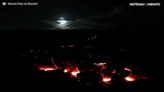 Superlua brilha sobre vulcão Kilauea no Havai