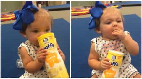Baby har ikke brug for hjælp fra forældre til at spise sin favorit snack
