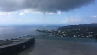Impressionante tromba de água surpreende Ilha grega