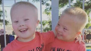 Gémeos com Síndrome de Down partilham momento de felicidade