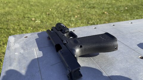 Glock 17 with Trijicon HD XR Night Sights