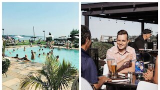 Cette terrasse avec une ambiance digne des tropiques a sa propre piscine à 1 h de Montréal