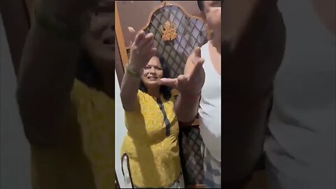 Noida Viral Video : पार्किंग विवाद को लेकर द्वारका हाउसिंग कॉम्प्लेक्स में सुरक्षा गार्ड की पिटाई