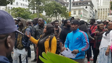 SOUTH AFRICA - Cape Town - Refugees violently removed from Cape Town CBD (Video) (fWG)