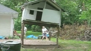 Hilarious Treehouse Construction Fail: Dude Gets Scared And Runs Away
