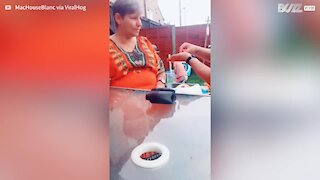 Daughter pranks mom with invisible rubber band