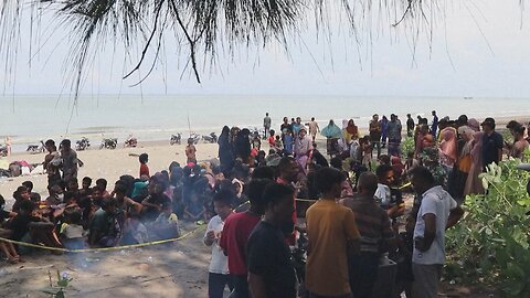 Over 300 Rohingya refugees stranded on Indonesian beach