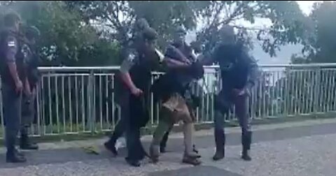 Vídeo: homem é preso com faca após se “infiltrar” em motociata de Bolsonaro em Manaus