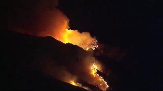 Wildfire threatens several thousand homes in Southern California | Digital Short