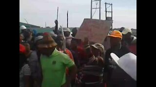 Police fire rubber bullets at protesters in Kroondal, Rustenburg (5W7)