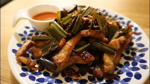 How to make fried pork with pandan leaf