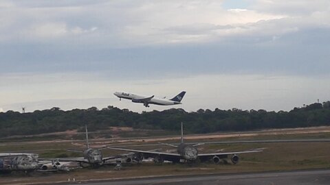 Decolagem do Boeing 737-800 PR-GTC para Brasília/Airbus A330 PR-AIZ decola para Campinas