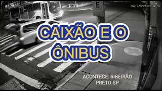 ACONTECE: CAIXÃO CAI DE CARRO FUNERÁRIO E QUASE É ATROPELADO POR UM ÔNIBUS