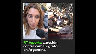 Corresponsal de RT cubre la agresión a su compañero, que perdió el micrófono por el enfrentamiento