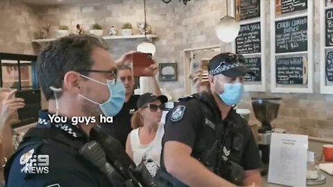 Police officers forced out of Queensland cafe during COVID-19 checks (Dec 30 2021)