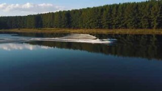 南アフリカの美しい湖での水上スキーの映像