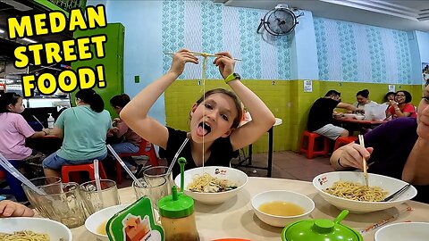 $2 Indonesian Noodles (Cengmi Ayam Babi) in Medan, Indonesia 🇮🇩 | Bule Makan Makanan Indonesia