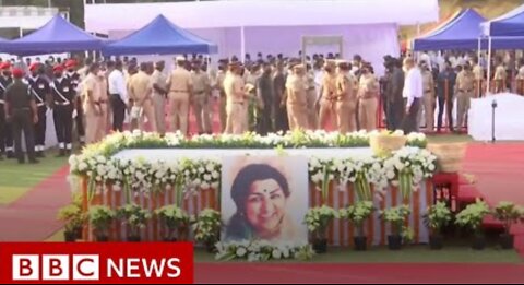 Singer Lata Mangeshkar cremated in Mumbai with full state honours - BBC News