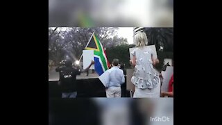 SOUTH AFRICA - Johannesburg - Picket at Gupta compound (video) (NRr)