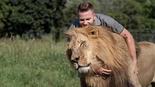 Lion King: 23-Year-Old Is Best Friends With Big Cats | BEAST BUDDIES
