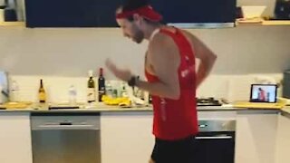 Australsk atlet løber maraton inde i sin lejlighed