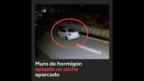 Un muro de hormigón cae y aplasta un coche aparcado en ciudad rusa