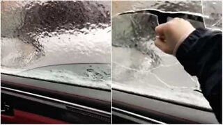 Bil har ett andra fönster....av is!