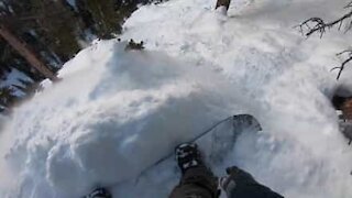 La descente terrifiante d'un snowboardeur