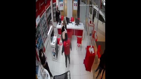 Cops probe cell phone store robberies in Cape Town (BN2)