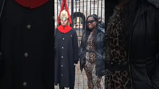 The kings guard gives her a fright #horseguardsparade