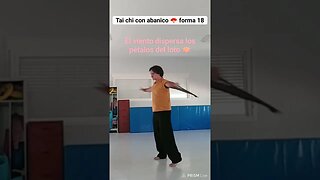 Tai chi con abanico forma 18, el viento dispersa los pétalos del loto #shorts #taichi #abanico