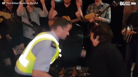 Poliziotto irlandese si unisce alle danze popolari