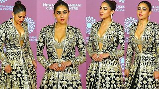 WOW...Yaar 😱👀 Sara Ali Khan Flaunts Her Huge Cleavage In Desi Look At Nita Ambani Cultural Event