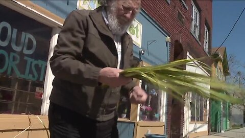 Retired florist gives away hundreds of palm leaves for Palm Sunday