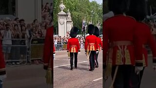 Four King's guards leaving Buckingham Palace #buckinghampalace