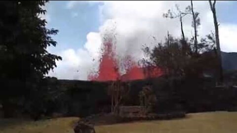 Fonte di lava appare nel giardino di una casa