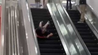 Dévaler les escalators en luge? Facile!