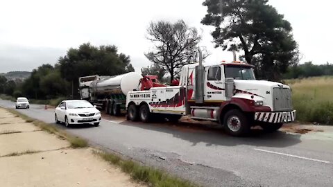 SOUTH AFRICA - Johannesburg - Tanker recovery on highway (Video) (zGv)
