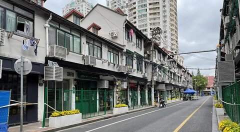 Shanghai blocca gli ingressi degli edifici dove vivono persone positive al Covid.