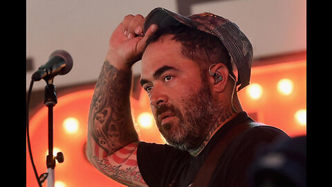 Music star Aaron Lewis: "Maybe we should listen to what Putin is saying"