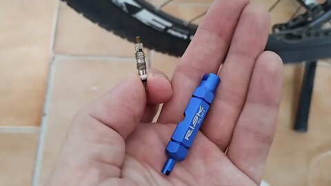 Jeito Fácil e Rápido de Repor Selante no Pneu Tubeless