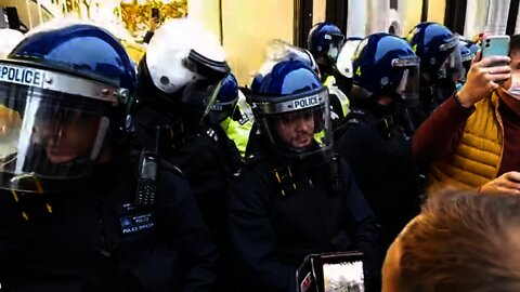 TSG RIOT POLICE OUT SIDE APPLE STORE REGENT STREET GETS PELTED WITH EGGS #worldwidefreedomrally