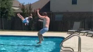 Pai atira filha à piscina e torna-se viral na internet!