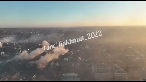 A new video from Bakhmut. In the city for which there are fierce battles smoke is rising everywhere.