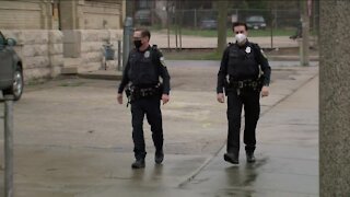 Milwaukee police officers volunteer at food pantry, connect with community