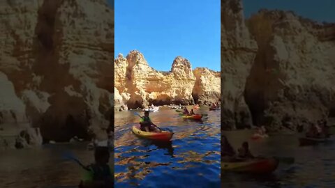 Passeio de barco na costa de Lagos, Algarve, Portugal